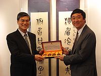 Prof. Joseph Sung (right), VC of CUHK presents a souvenir to Prof. Pan Yunhe (left), Executive Vice-President of Chinese Academy of Engineering